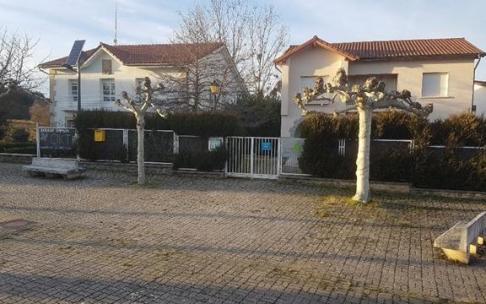 El edificio principal de la escuela y la Haurreskola