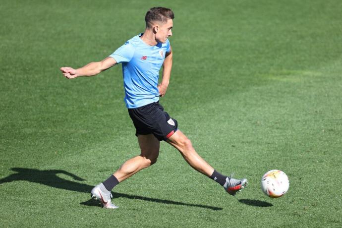 Alex Petxarromám, en un entrenamiento con el Athletic.