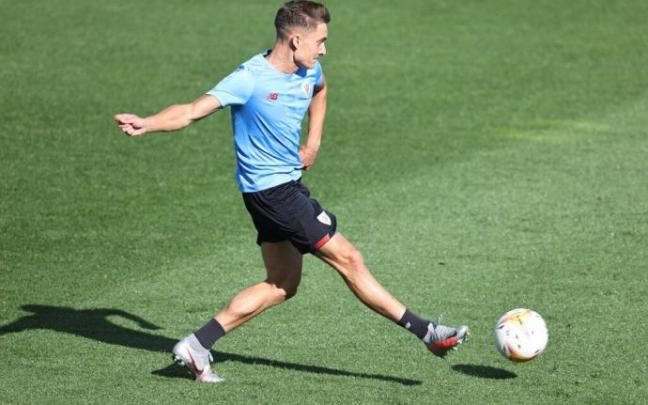 Alex Petxarromám, en un entrenamiento con el Athletic.