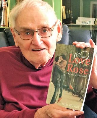 Egby con su última novela ambientada en parte en Durango.