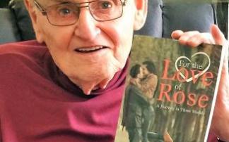 Egby con su última novela ambientada en parte en Durango.