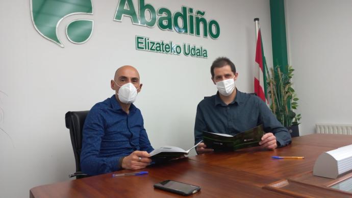 Javier Crespo, concejal de Urbanismo, junto a Mikel Garaizabal, alcalde de Abadiño.