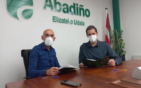Javier Crespo, concejal de Urbanismo, junto a Mikel Garaizabal, alcalde de Abadiño.