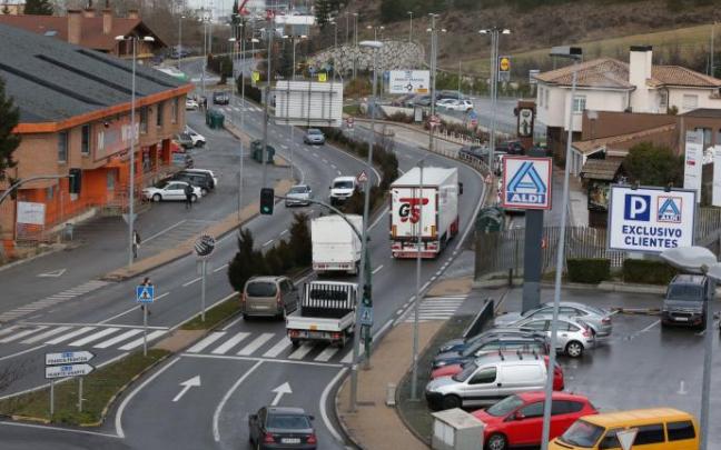 Tramo de la PA-30 a su paso con Huarte, con Merca Wang a la izquierda y el Panadero de Eugui a la derecha.