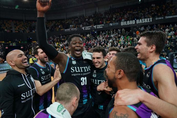 Los jugadores del Bilbao Basket celebran la victoria ante el Manresa
