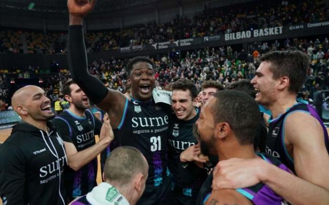 Los jugadores del Bilbao Basket celebran la victoria ante el Manresa