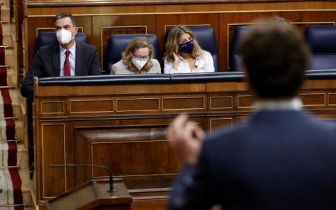 Pablo Casado se dirige a Pedro Sánchez en la sesión de control celebrada ayer miércoles en el Congreso.