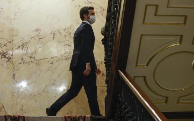 Casado abandona el Congreso tras su discurso de despedida.