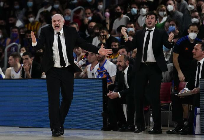 Pablo Laso protesta en el encuentro del domingo ante el Barça.