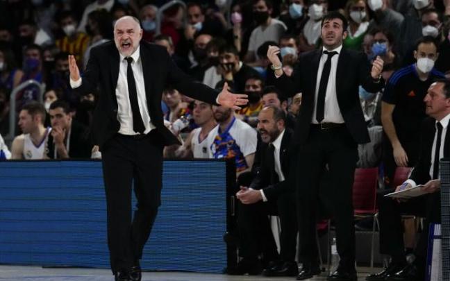 Pablo Laso protesta en el encuentro del domingo ante el Barça.
