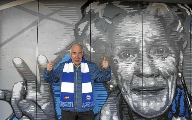 Andoni Pereda Ortiz de Guzmán, ayer en Mendizorroza junto al mural que recuerda a su madre fallecida. Andoni Pereda Ortiz de Guzmán, ayer en Mendizorroza junto al mural que recuerda a su madre fallecida.