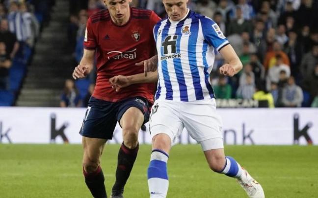 Jon Pacheco disputa un balón con el osasunista Budimir.