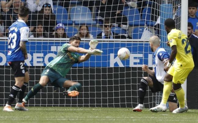 Fernando Pacheco despeja un remate a bocajarro de Samu Chukwueze durante la victoria del Alavés frente al Villarreal