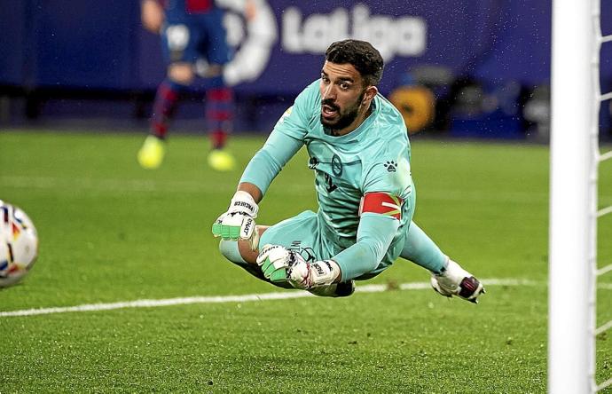 Fernando Pacheco despeja un remate de un jugador granota durante el Levante-Alavés de la primera vuelta en el Ciutat de Valencia. Foto: Área 11