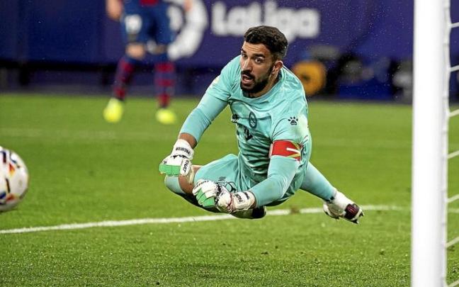 Fernando Pacheco despeja un remate de un jugador granota durante el Levante-Alavés de la primera vuelta en el Ciutat de Valencia. Foto: Área 11
