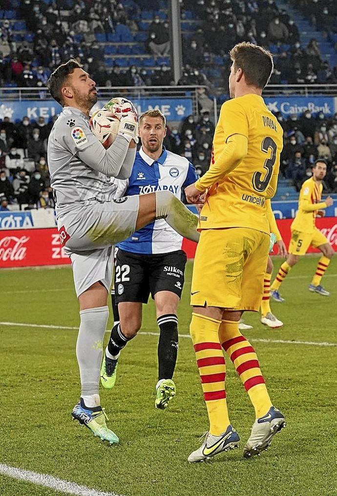 Pacheco atrapa un balón ante la mirada de Pique y Lejeune. Foto: Iñigo Foronda