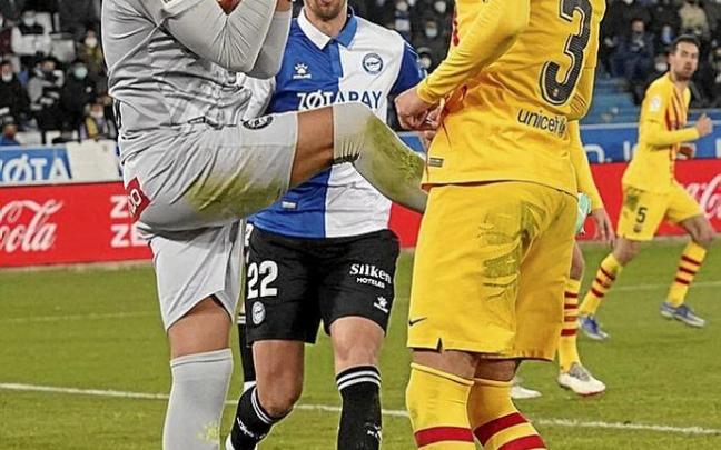 Pacheco atrapa un balón ante la mirada de Pique y Lejeune. Foto: Iñigo Foronda