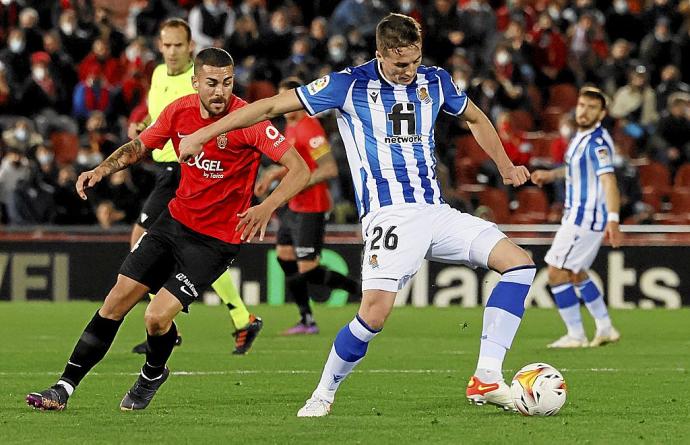 Jon Pacheco protege el balón en un lance del partido de ayer por la noche ante el Mallorca, en el que cuajó una brillante actuación. Foto: Efe