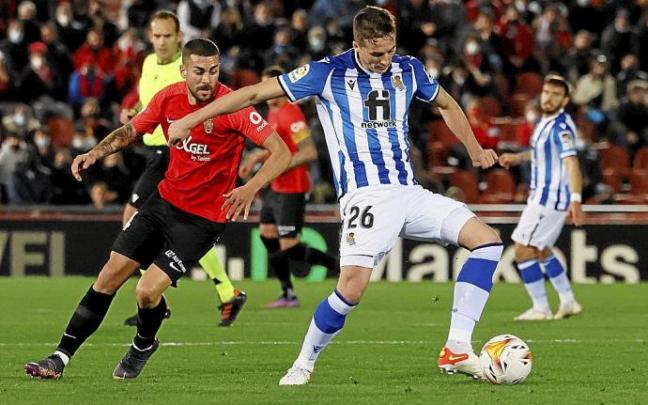Jon Pacheco protege el balón en un lance del partido de ayer por la noche ante el Mallorca, en el que cuajó una brillante actuación. Foto: Efe