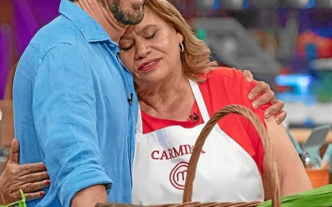 Paco León, con su madre, Carmina Barrios. Foto: RTVE