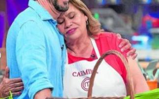 Paco León con su madre Carmina Barrios. Foto: RTVE Paco León con su madre Carmina Barrios. Foto: RTVE