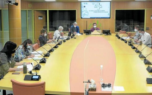 Reunión de la ponencia en la que se debatieron las enmiendas de los grupos a la Ley Antipandemia. Foto: Legebiltzarra.eus