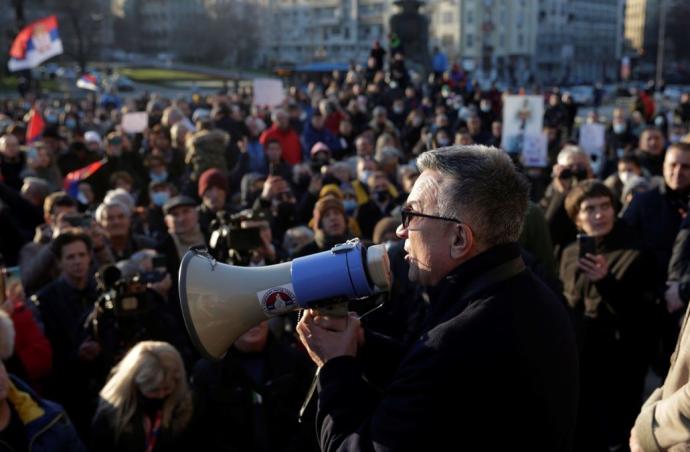 Srdjan Djokovic se dirige a la manifestación en apoyo de su hijo en Belgrado