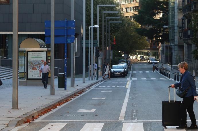 Una mujer cruzando un paso de cebra en la Padre Moret