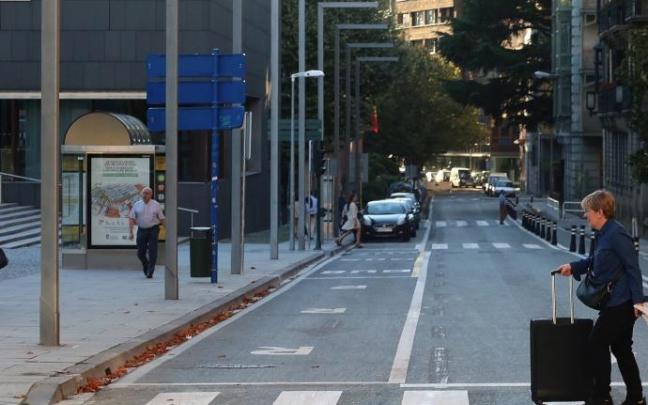 Una mujer cruzando un paso de cebra en la Padre Moret Una mujer cruzando un paso de cebra en la Padre Moret