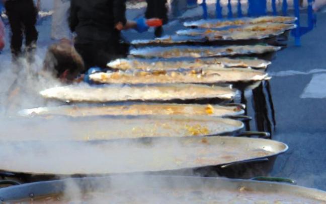 Paellas en la avenida Marcelo Celayeta. Paellas en la avenida Marcelo Celayeta.