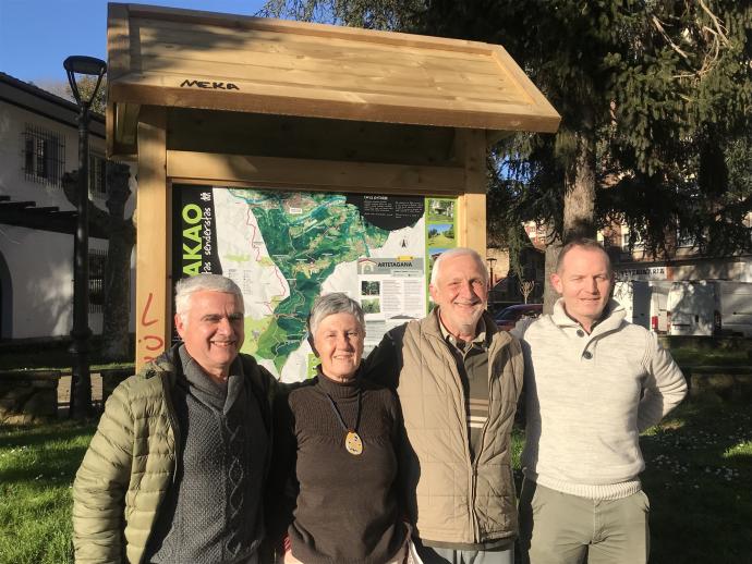 Miembros del Ganguren y concejales, junto a paneles informativos de las rutas.