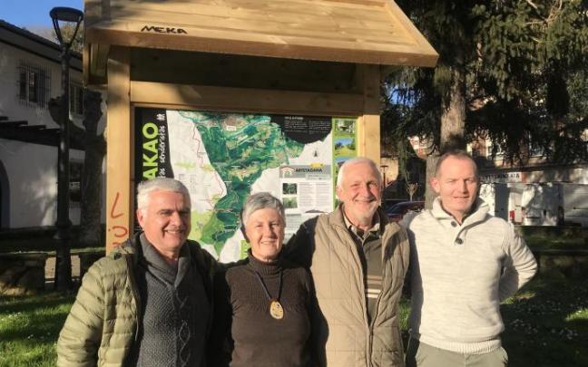 Miembros del Ganguren y concejales, junto a paneles informativos de las rutas.