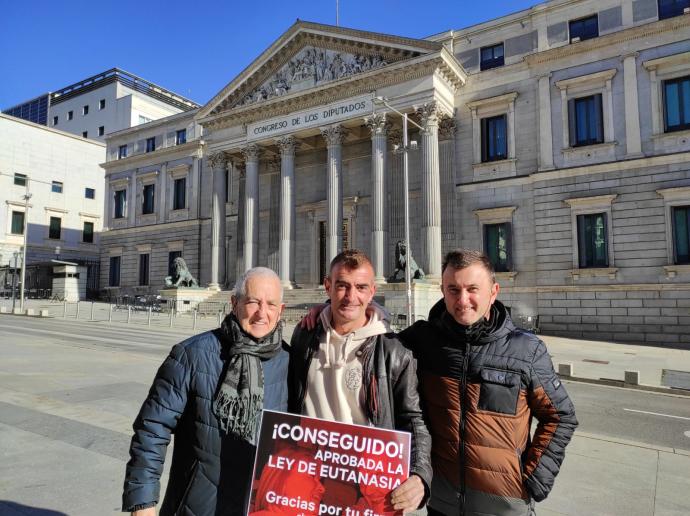 Danel Lorente junto a Txema, su aita, y David, su hermano, en el Congreso de los Diputados. Foto: DEIA