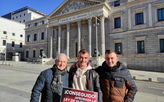 Danel Lorente junto a Txema, su aita, y David, su hermano, en el Congreso de los Diputados. Foto: DEIA Danel Lorente junto a Txema, su aita, y David, su hermano, en el Congreso de los Diputados. Foto: DEIA