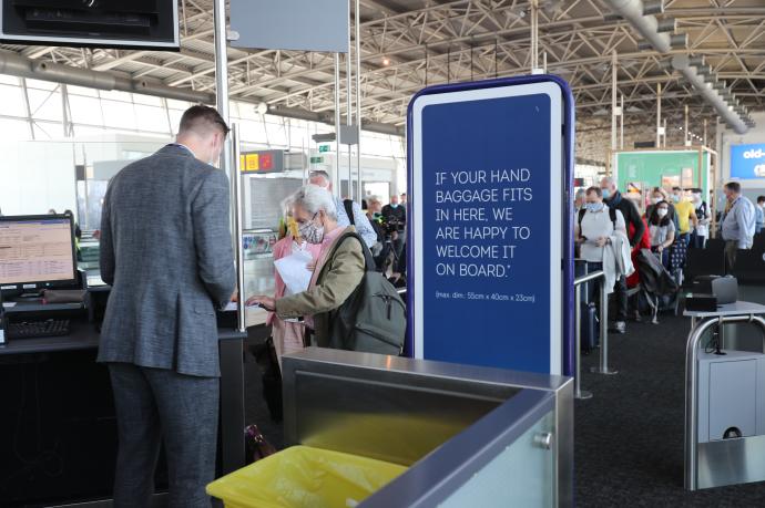 Un grupo de personas hacen cola a su llegada al aeropuerto de Bruselas tras la suspensión del espacio Schengen.