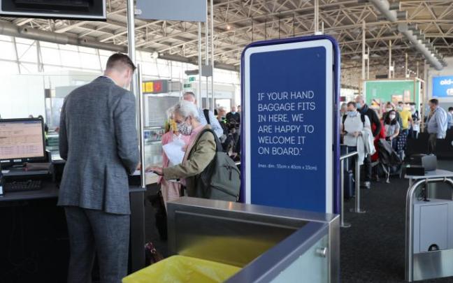 Un grupo de personas hacen cola a su llegada al aeropuerto de Bruselas tras la suspensión del espacio Schengen. Un grupo de personas hacen cola a su llegada al aeropuerto de Bruselas tras la suspensión del espacio Schengen.