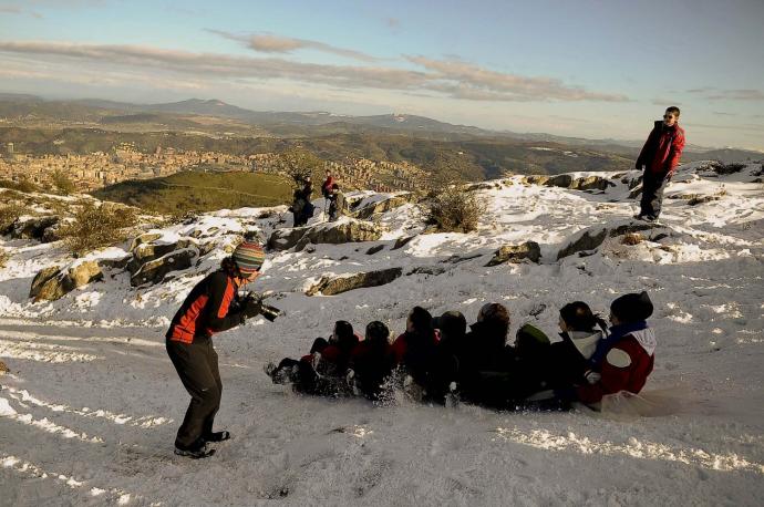 Un grupo de montañeros disfrutan de una jornada de nieve en el Pagasarri