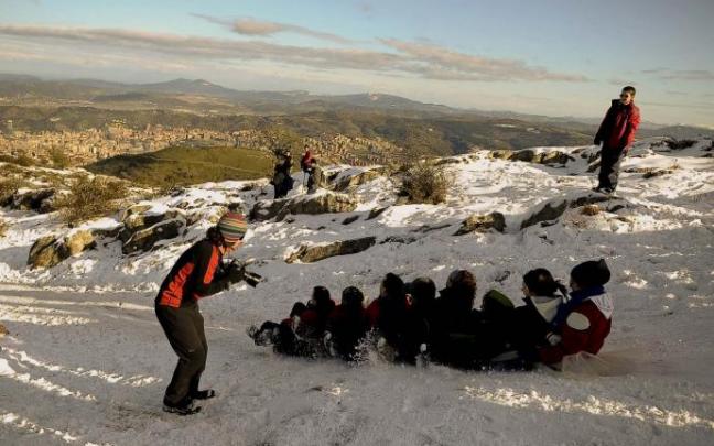 Un grupo de montañeros disfrutan de una jornada de nieve en el Pagasarri Un grupo de montañeros disfrutan de una jornada de nieve en el Pagasarri