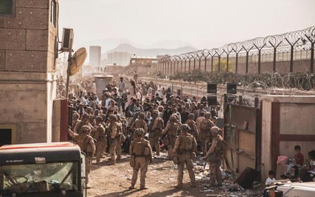 Soldados norteamericanos vigilan el aeropuerto de Kabul Soldados norteamericanos vigilan el aeropuerto de Kabul