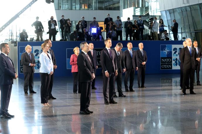 Imagen de familia de parte de los presidentes y jefes de Estado en la cumbre de la OTAN celebrada ayer en Bruselas.
