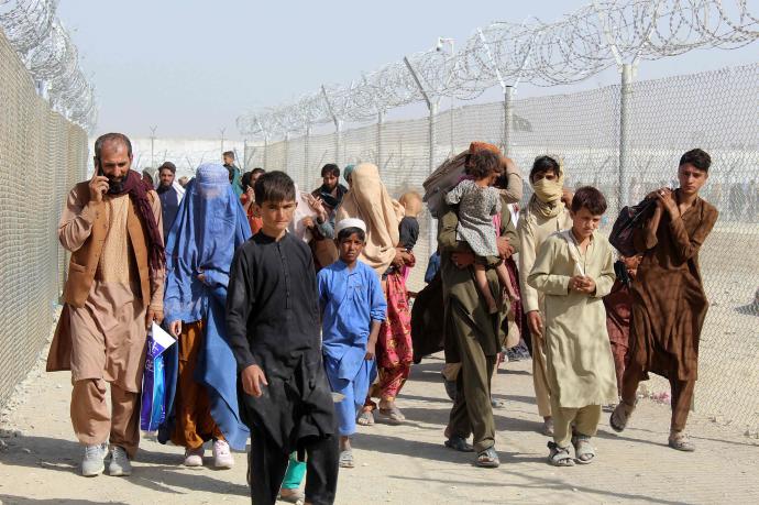 Un grupo de refugiados afganos intentan cruzar la frontera con Pakistán