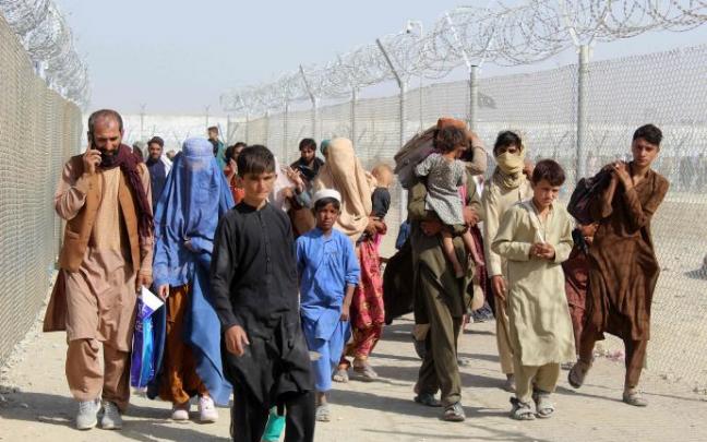 Un grupo de refugiados afganos intentan cruzar la frontera con Pakistán Un grupo de refugiados afganos intentan cruzar la frontera con Pakistán