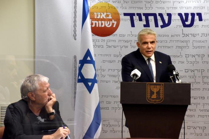 El líder centrista Yair Lapid habla con la prensa en el Parlamento israelí tras el anuncio de un acuerdo con Naftali Benet.