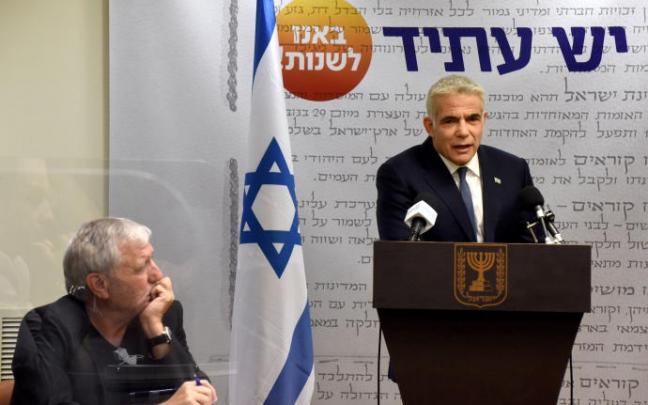El líder centrista Yair Lapid habla con la prensa en el Parlamento israelí tras el anuncio de un acuerdo con Naftali Benet. El líder centrista Yair Lapid habla con la prensa en el Parlamento israelí tras el anuncio de un acuerdo con Naftali Benet.