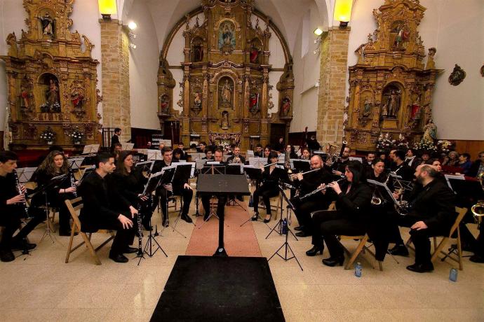 La Banda de Música, en una de sus actuaciones en la parroquia de San Pedro.