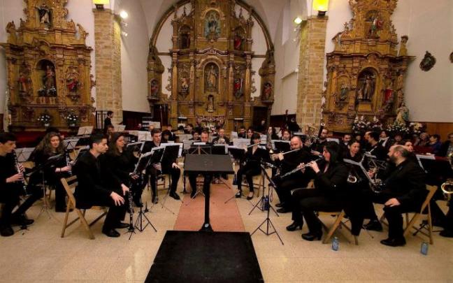 La Banda de Música, en una de sus actuaciones en la parroquia de San Pedro.