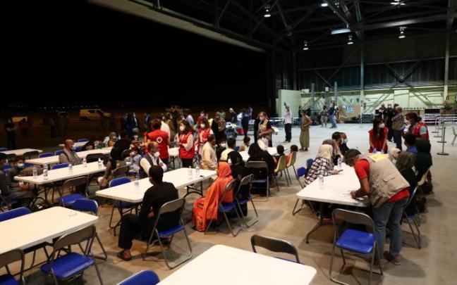 Un grupo de refugiados afganos son atendidos en la base aérea de Torrejón de Ardoz. Foto: E. P. Un grupo de refugiados afganos son atendidos en la base aérea de Torrejón de Ardoz. Foto: E. P.