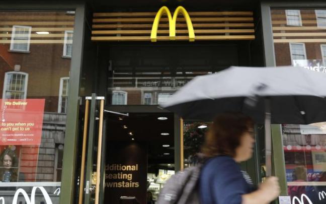 Una mujer pasa por delante de un establecimiento de McDonald's en Londres. Foto: Afp Una mujer pasa por delante de un establecimiento de McDonald's en Londres. Foto: Afp