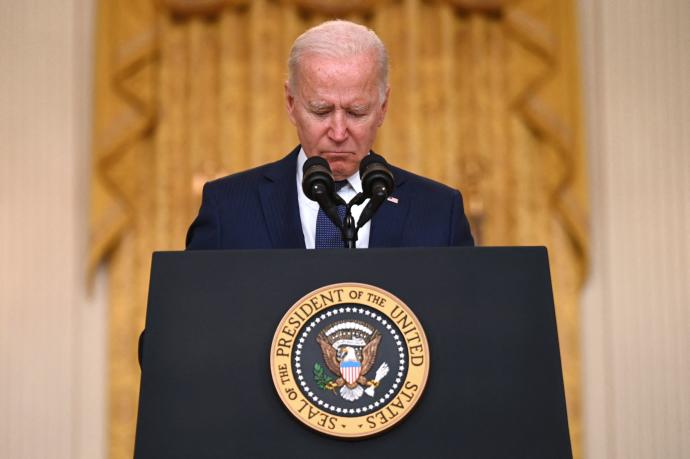 Joe Biden, abatido en su comparecencia tras la masacre en Kabul.