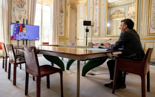 El presidente francés, Emmanuel Macron, habla con la canciller Angela Merkel, durante la conferencia mantenida este lunes entre ambos líderes. El presidente francés, Emmanuel Macron, habla con la canciller Angela Merkel, durante la conferencia mantenida este lunes entre ambos líderes.
